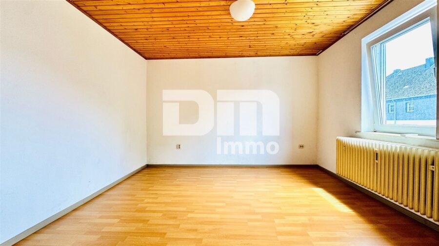 Gepflegtes Ein- bis Zweifamilienhaus mit Ladeneinheit in Dassel-Hilwartshausen - 1.OG Schlafzimmer